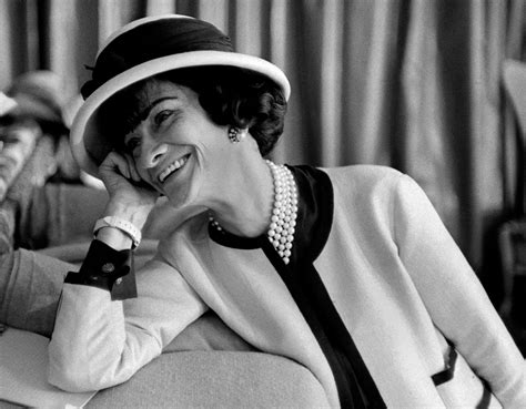 prendas que puso de moda coco chanel|Coco chanel: la revolución en la moda del siglo xx.